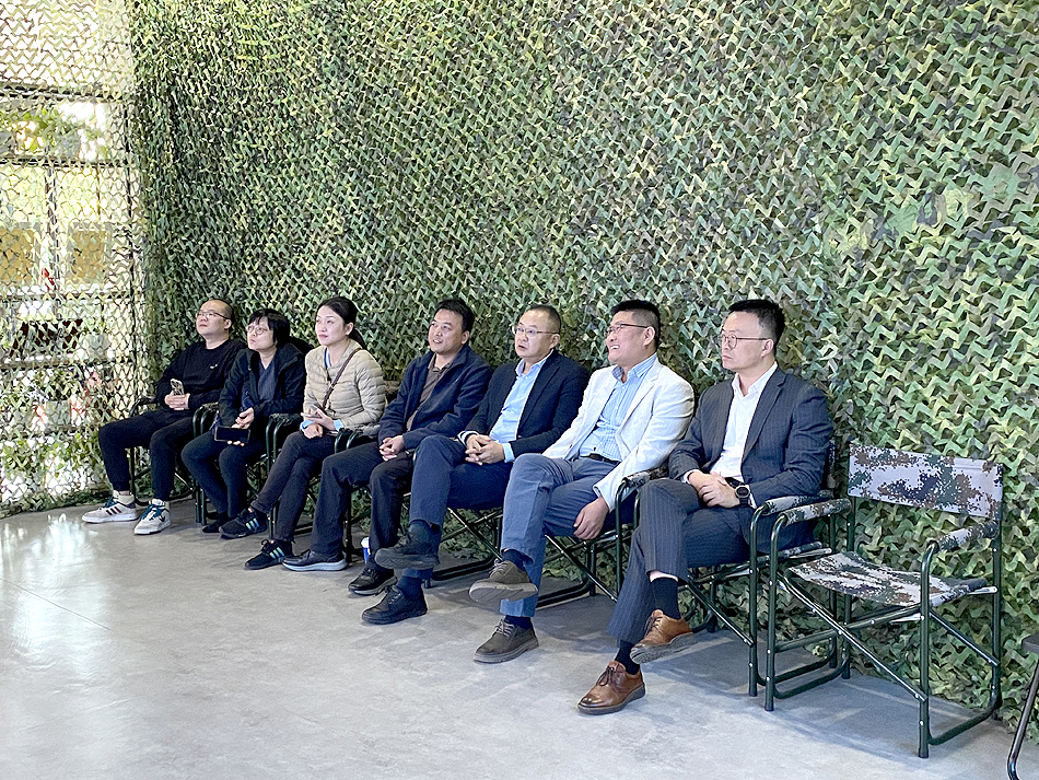 成都市青羊區(qū)領(lǐng)導(dǎo)蒞臨天鷹裝備，深入探討低空經(jīng)濟(jì)合作(圖1)